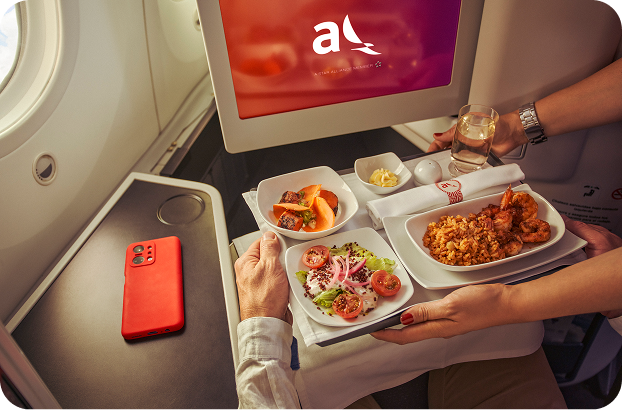 Pasajera tomando bebida