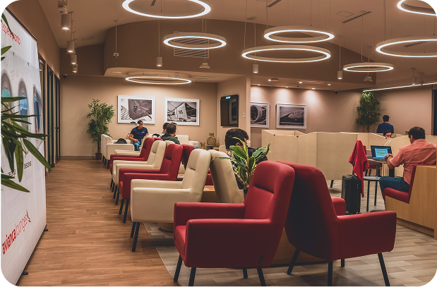 Pasajera tomando bebida